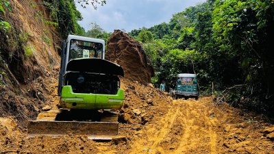 রবিবার সকালে সড়ক ও জনপথ বিভাগের লোকজন এসে মাটি সরানোর কাজ শুরু করেন