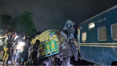 ঘটনার পর থেকে খুলনার সাথে সারাদেশের রেল যোগাযোগ বন্ধ রয়েছে