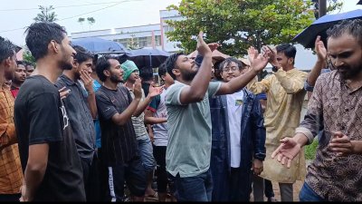 অধ্যক্ষের পদত্যাগের শিক্ষার্থীদের বিক্ষোভ