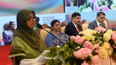 বক্তব্য করছেন  স্বাস্থ্য উপদেষ্টা নূরজাহান বেগম
