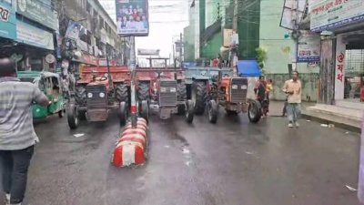 ট্রাক্টর দিয়ে সড়ক বন্ধ করে এনসিপির সমাবেশের আয়োজন