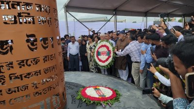 নারায়ণগঞ্জে জুলাই শহীদ স্মৃতিস্তম্ভ পুষ্পস্তবক অর্পণ করেন উপদেষ্টারা