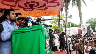 পথসভায় বক্তব্য দিচ্ছেন জাতীয় নাগরিক পার্টির (এনসিপি) আহ্বায়ক নাহিদ ইসলাম