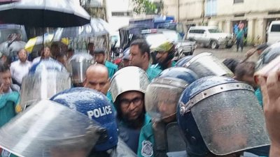 আদালত প্রাঙ্গণে মো. খায়রুল বাশার বাহার