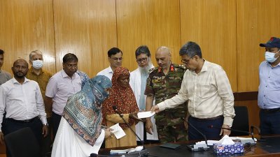 আর্থিক সহায়তা চেক হস্তান্তর করা হচ্ছে
