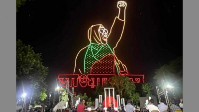 মধ্যরাতে রাজধানীর কেন্দ্রীয় শহীদ মিনারে প্রদর্শিত ড্রোন শো। ছবি: নাসিরুল ইসলাম