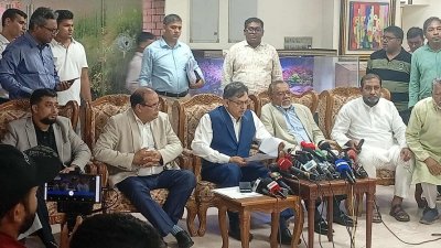 বক্তব্য দিচ্ছেন বিএনপির স্থায়ী কমিটির সদস্য সালাহ উদ্দিন আহমেদ