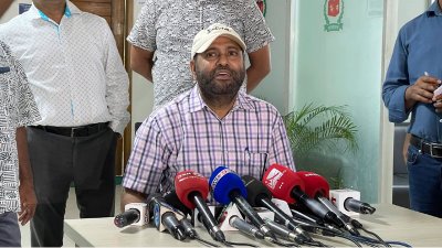 সাংবাদিকদের সঙ্গে কথা বলছেন জাতীয় পরিচয় নিবন্ধন অনুবিভাগের মহাপরিচালক এ এস এম হুমায়ুন কবীর