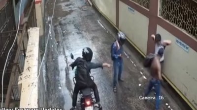 তিন ছিনতাইকারী একটি মোটরসাইকেলে করে এসে দেশীয় অস্ত্র ঠেকিয়ে ভুক্তভোগীর সর্বস্ব ছিনিয়ে নেয় (ফাইল ফটো)