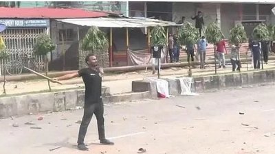 পুলিশের গুলির সামনে দুই হাত প্রসারিত করে দাঁড়ানো আবু সাঈদ
