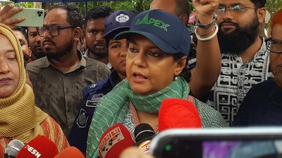 কুড়িগ্রাম তিস্তার তীর পরিদর্শনে গিয়ে সাংবাদিকদের সঙ্গে কথা বলেন রিজওয়ানা হাসান