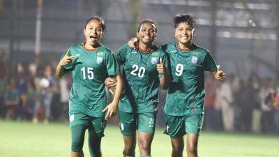 শান্তির (২০ নম্বর) হ্যাটট্রিক গোলের পর বাংলাদেশের উচ্ছ্বাস