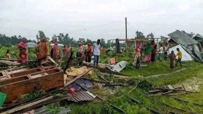 উড়ে যাওয়া ঘরবাড়ি
