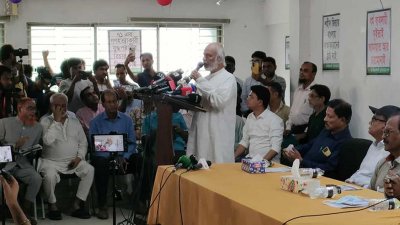 প্রতিবাদ সভায় বক্তব্য দিচ্ছেন ড. আব্দুল মঈন খান