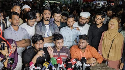 জাতীয় জাদুঘরের সামনে বৈষম্যবিরোধী ছাত্র আন্দোলনের সংবাদ সম্মেলন
