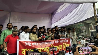 রাজু ভাস্কর্যের পাদদেশে আয়োজিত সমাবেশে বক্তৃতা করছেন ইনকিলাব মঞ্চের মুখপাত্র শরীফ ওসমান হাদী
