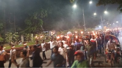 মশাল মিছিল নিয়ে ক্যাম্পাসের বিভিন্ন সড়ক প্রদক্ষিণ করে ঢাবি ছাত্রদল
