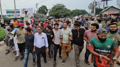 গোয়ালন্দ মোড়ে মহাসড়ক সড়ক অবরোধ করেন এনসিপির নেতাকর্মীরা
