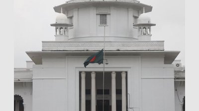‘জুলাই শহীদ দিবস’ উপলক্ষে হাইকোর্টে জাতীয় পতাকা অর্ধনমিত রাখা হয়েছে (ছবি: সাজ্জাদ হোসেন)