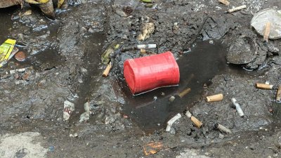 এনসিপি কার্যালয়ের সামনে পড়ে থাকা ককটেল