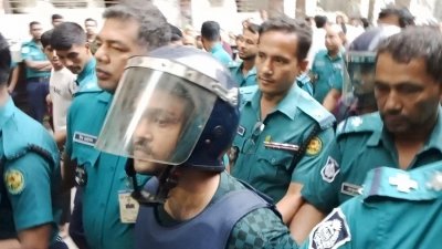 আদালত প্রাঙ্গণে পুলিশ প্রহরায়  আসামি রিজওয়ান