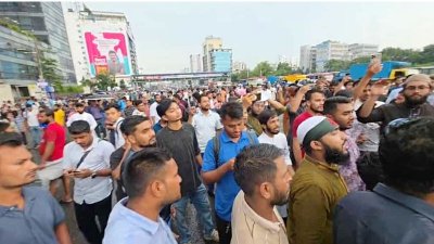 উত্তরায় রাস্তা অবরোধ কর্মসূচিতে শিক্ষার্থীরা