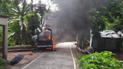পুলিশের গাড়িতে আগুন