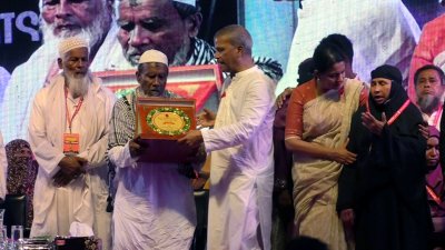আবু সাঈদের বাবার সঙ্গে আসিফ নজরুল