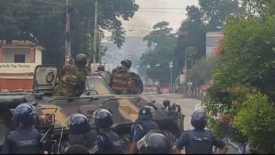 হামলাকারীদের ওপর গুলি ছোড়ে আইনশৃঙ্খলা রক্ষাকারী বাহিনী