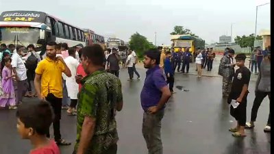 পদ্মা সেতু এলাকায় সড়ক অবরোধ