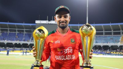 ট্রফি হাতে লিটন দাস।