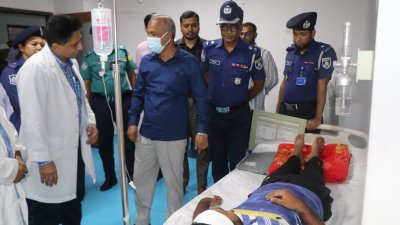 আহত পুলিশ সদস্যদের দেখতে হাসপাতালে স্বরাষ্ট্র উপদেষ্টা