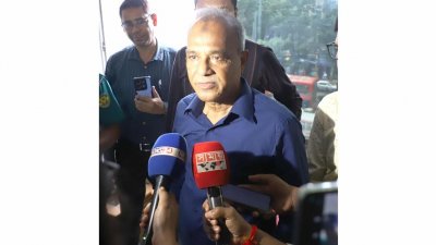 গণমাধ্যমের সঙ্গে কথা বলছেন স্বরাষ্ট্র উপদেষ্টা জাহাঙ্গীর আলম চৌধুরী