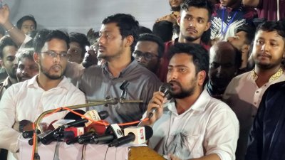 বক্তব্য দিচ্ছেন জাতীয় নাগরিক পার্টির (এনসিপি) আহ্বায়ক নাহিদ ইসলাম