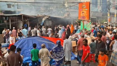 ফায়ার সার্ভিসের ৩টি ইউনিয়ন এসে আগুন নিয়ন্ত্রণে আনে