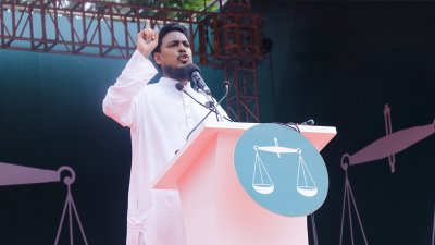 সমাবেশে বক্তব্য দিচ্ছেন আখতার হোসেন