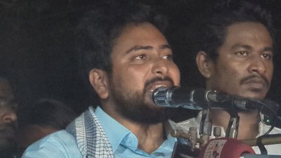 পথসভায় বক্তৃতাকালে নাহিদ ইসলাম
