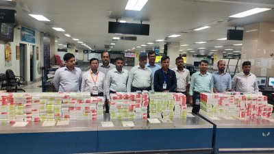 বিমানবন্দরে জব্দ করা বিদেশি সিগারেট ও মোবাইল ফোন