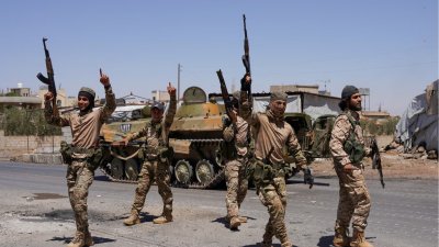 সুয়েইদায় সিরিয়ার সরকারি বাহিনী। ছবি: রয়টার্স।