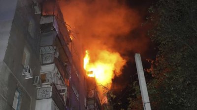 রাশিয়ার হামলায় ইউক্রেনের ওডেশায় আবাসিক ভবনে আগুন ধরে যায়। ছবি: রয়টার্স।