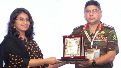 সেরা প্রবন্ধ উপস্থাপনকারীদের পুরস্কৃত করেন সেনাপ্রধান জেনারেল ওয়াকার-উজ-জামান