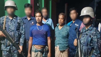 বাংলাদেশ নৌবাহিনীর হেফাজতে আটক দুই জন
