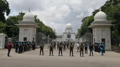 এদিন হাইকোর্টের রায়কে ঘিরে বাড়ানো হয় নিরাপত্তা (ছবি: নাসিরুল ইসলাম)
