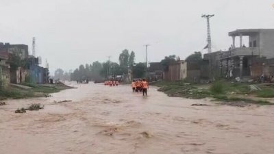 পাকিস্তানে টানা বৃষ্টিতে সৃষ্ট বন্যায় দুর্ভোগ বাড়ছে। ছবি: ডন।
