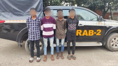 গ্রেফতার কিশোর গ্যাংয়ের সদস্যরা