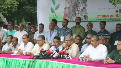 কথা বলছেন মির্জা ফখরুল ইসলাম আলমগীর