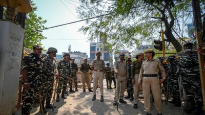 সরকারি দাবি, ১৪০ হেক্টর বনভূমি দখলমুক্ত করতেই এই অভিযান চালানো হয়। ছবি: রয়টার্স
