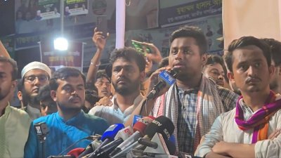 চট্টগ্রামে দলীয় সমাবেশে বক্তব্য দিয়েছেন জাতীয় নাগরিক পার্টির দক্ষিণাঞ্চলের মুখ্য সংগঠক হাসনাত আবদুল্লাহ