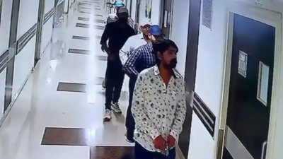বিহারে গ্যাংস্টারকে হাসপাতালে ঢুকে হত্যার অভিযুক্তরা। ছবি: এনডিটিভি।