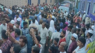 ঘটনাস্থলে স্থানীয়রা